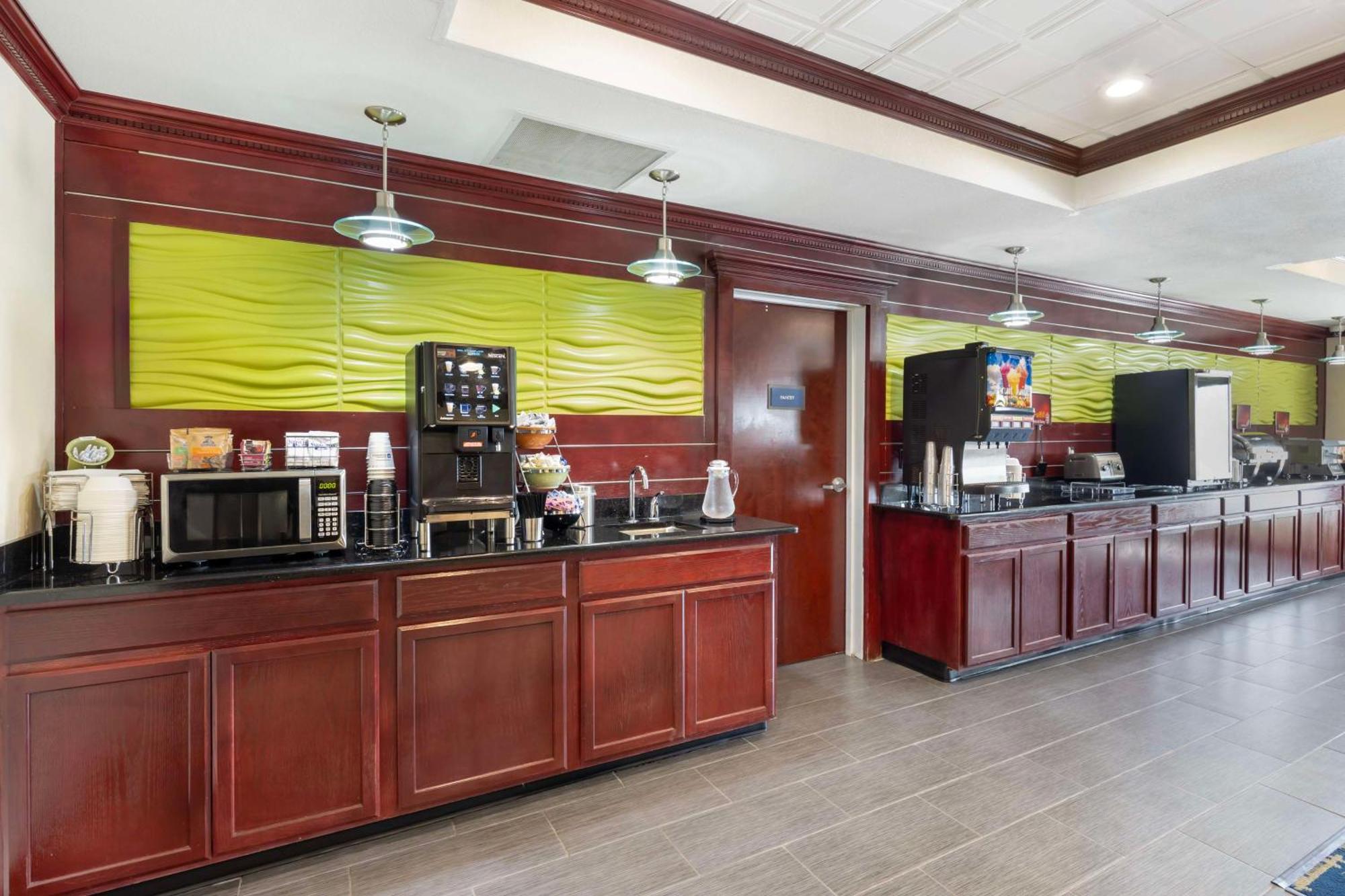 Best Western Plus Pratt Exterior foto